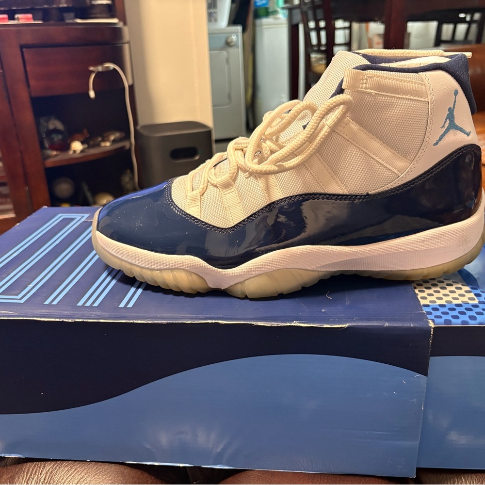 Jordan Retro High-Tops in Navy and White